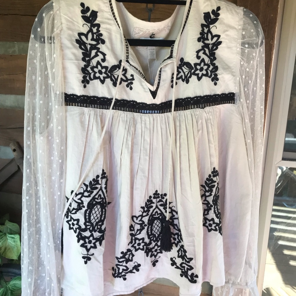 Cupio XL NWT embroidered top with lace sleeves.